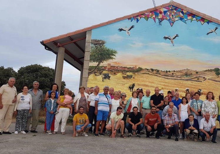 Imagen principal - La inauguración del mural ha sido motivo de celebración en Guadramiro