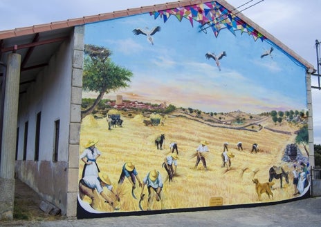 Imagen secundaria 1 - La inauguración del mural ha sido motivo de celebración en Guadramiro