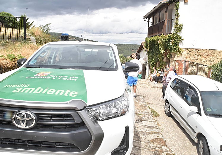 Imagen principal - Alarma en Candelario por el incendio de una vivienda