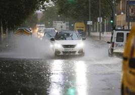 Una imagen de un coche en un día de lluvia.