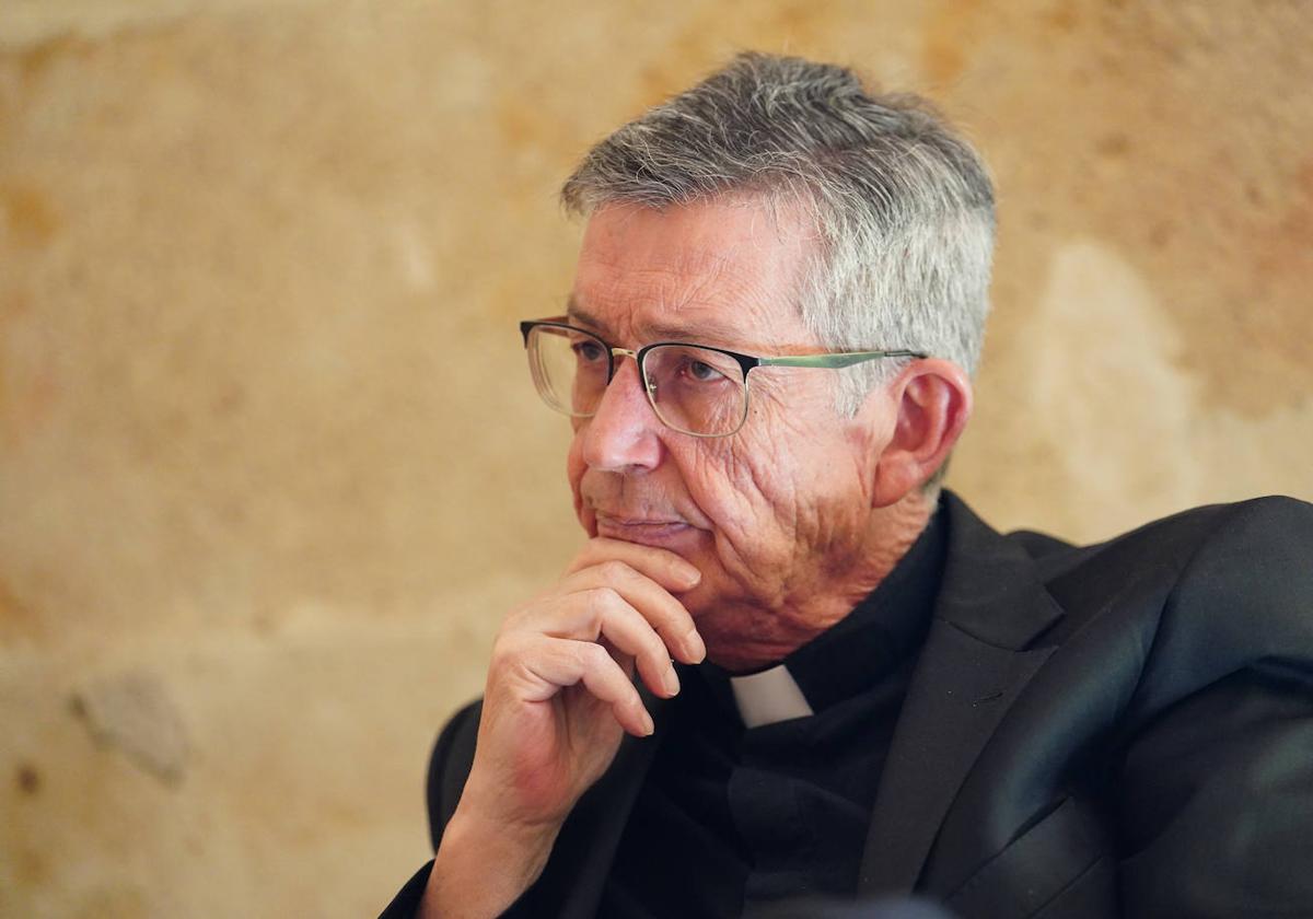 El nuevo rector de la Universidad Pontificia de Salamanca, Santiago García-Jalón, posa en su despacho.