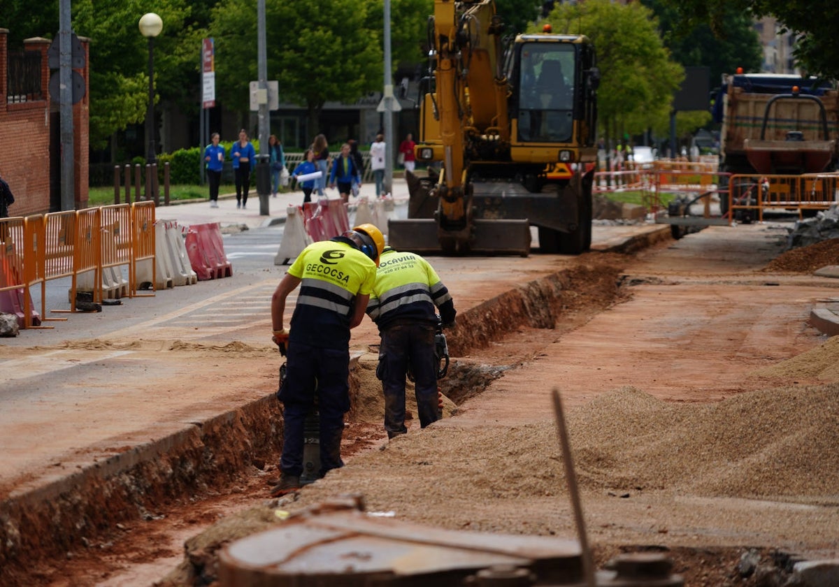 Trabajadores en las obras de reforma de una calle.