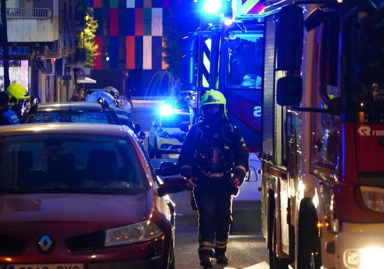 Los Bomberos cortan la calle Cortes de Cádiz por una posible fuga de gas
