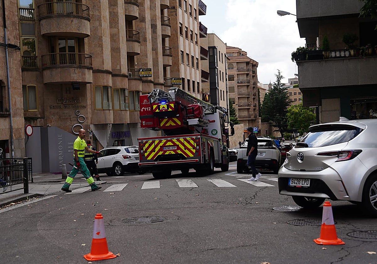 Los Bomberos de Salamanca acceden a la plaza San Marcos.