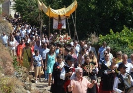 Concurrida procesión entre la ermita y la iglesia. fotos: