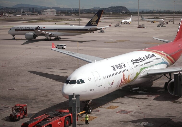 Un avión en el aeropuerto de Barcelona.