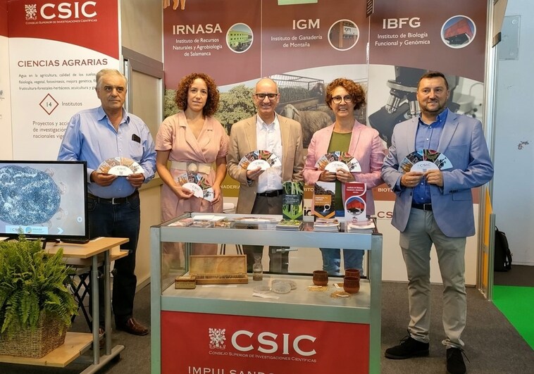 Autoridades en la presentación del convenio de la Diputación de Salamanca con Irnasa-CSIC en 'Salamaq'.