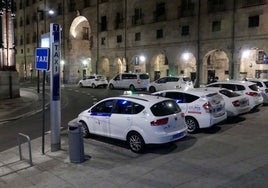 Taxis en una parada ajenos a esta información.