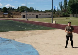 El edil de Deportes, Jorge Valiente, en las pistas de atletismo.
