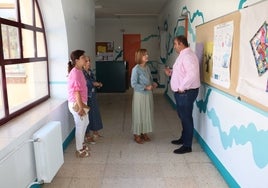 El alcalde, Roberto Martín, y la concejala de Educación, Sara García, durante la visita al colegio Filiberto Villalobos.