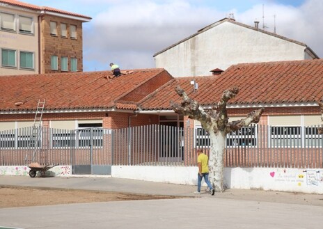 Imagen secundaria 1 - Mejoras también en la cubierta del edificio de Infantil del Filiberto.