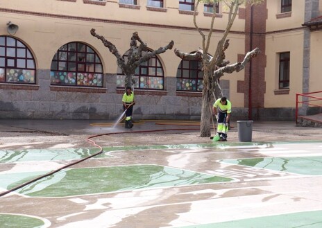 Imagen secundaria 1 - Operarios municipales limpian este martes el patio del Filiberto Villalobos.