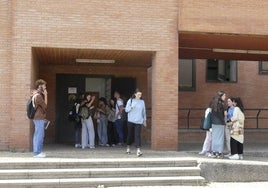 Algunos alumnos de Medicina, a las puertas de la facultad durante la mañana de ayer.