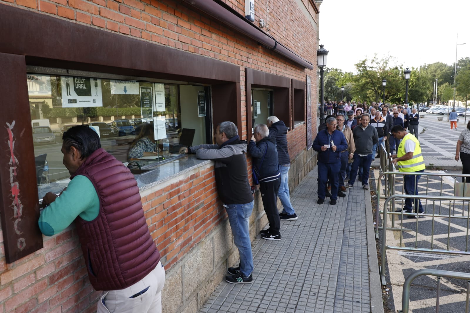 Largas colas en las taquillas de La Glorieta