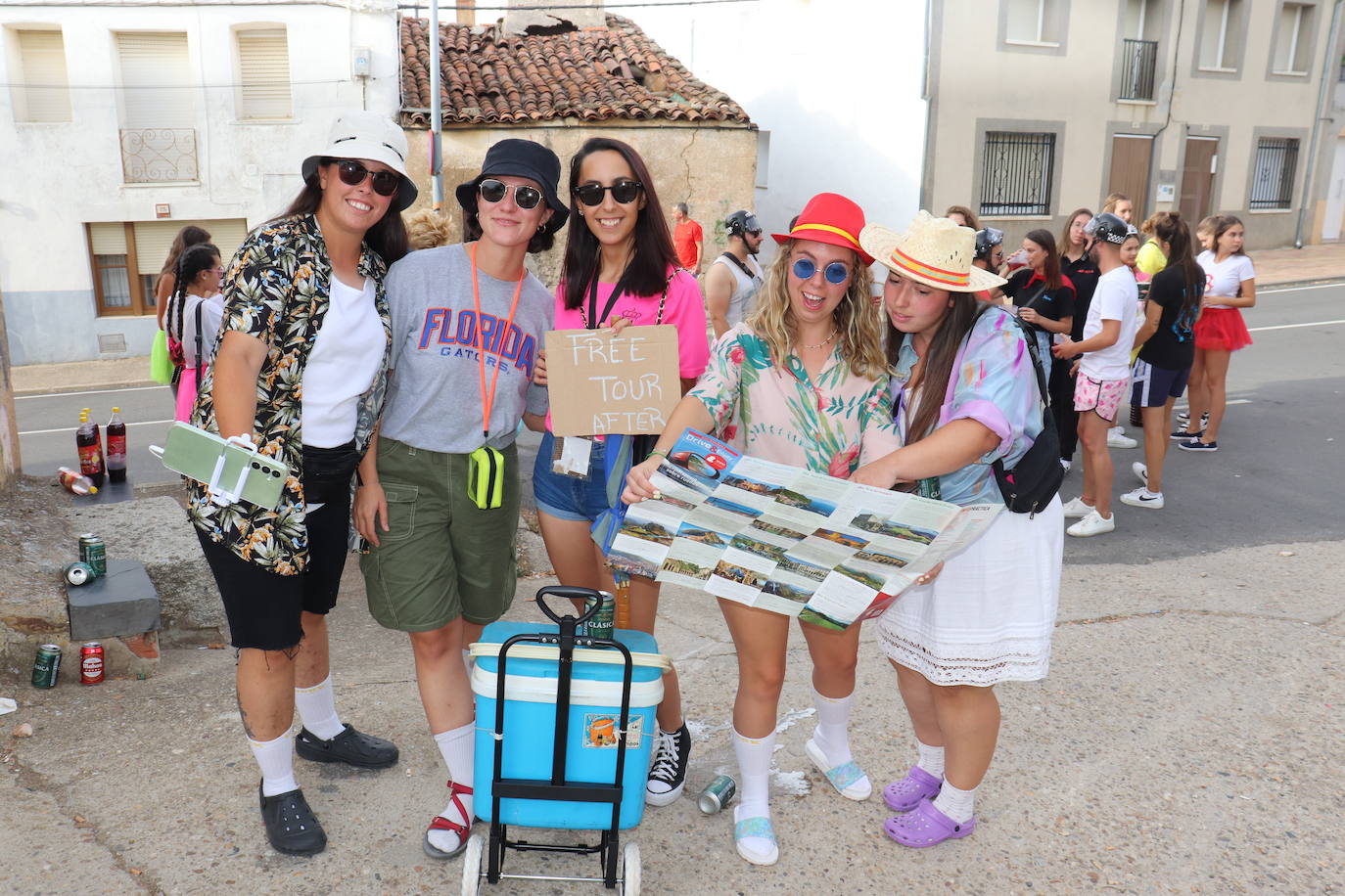 Las peñas dan color y animación al inicio festivo en Cespedosa de Tormes