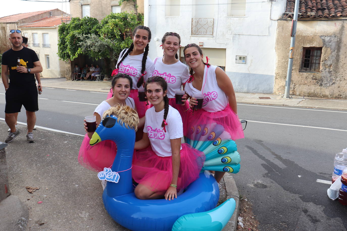 Las peñas dan color y animación al inicio festivo en Cespedosa de Tormes