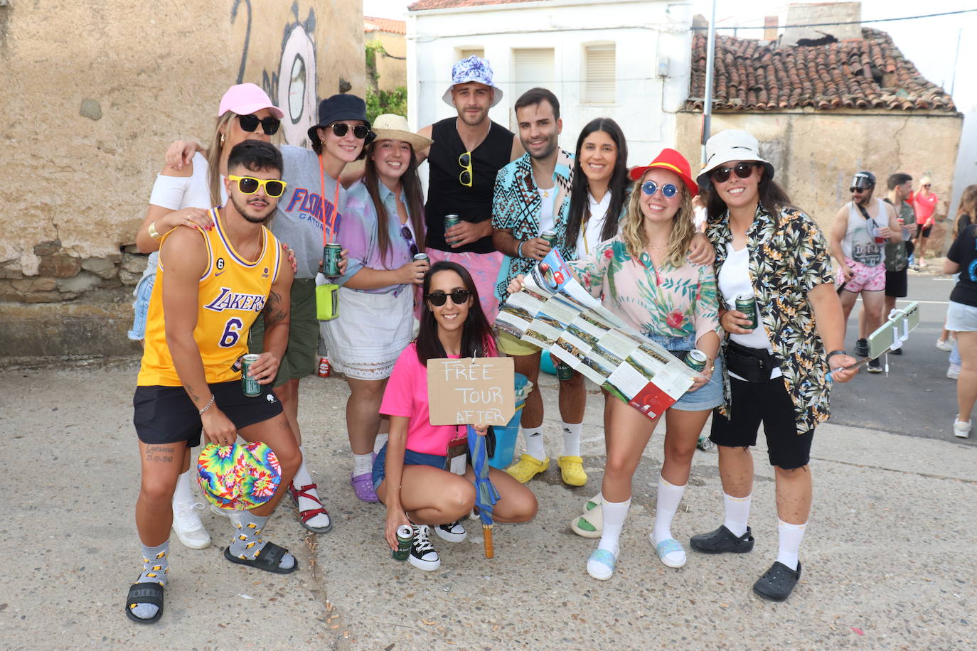 Las peñas dan color y animación al inicio festivo en Cespedosa de Tormes