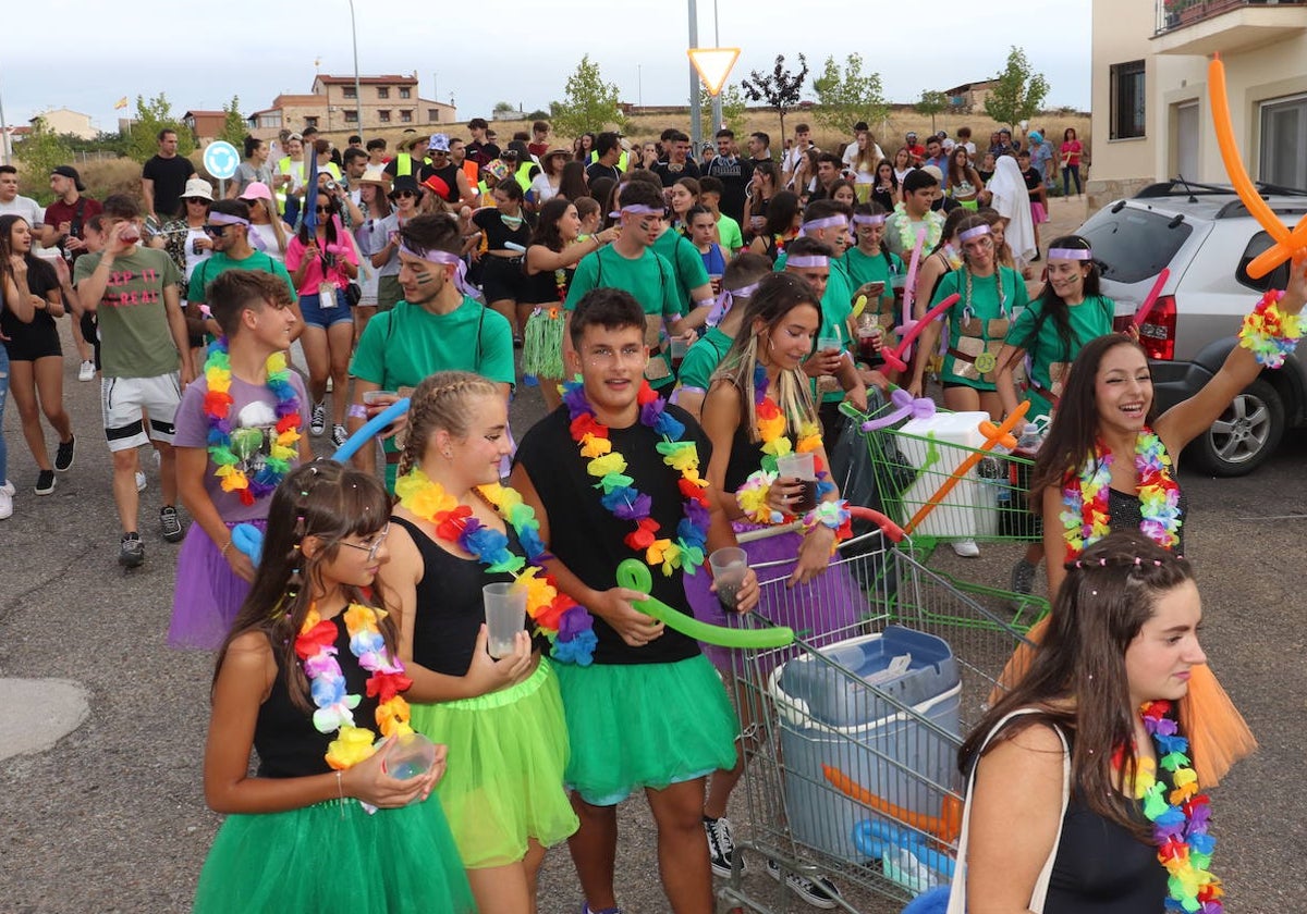 Las peñas dan color y animación al inicio festivo en Cespedosa de Tormes