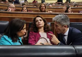 Margarita Robles y Fernando Grande-Marlaska, a ambos lados de Montero, en el Congreso