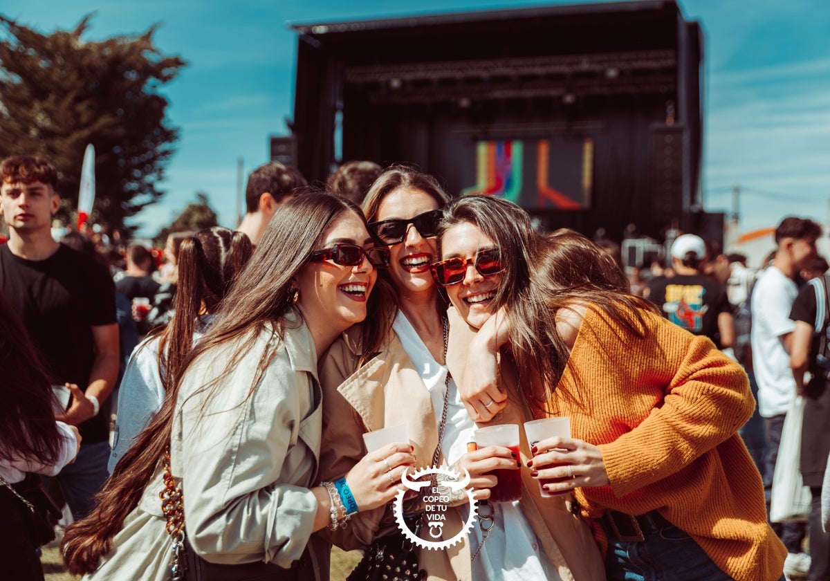 Tres chicas disfrutan de «El Copeo de Tu Vida».