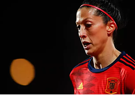 Jenni Hermoso luciendo la camiseta de la Selección Española.