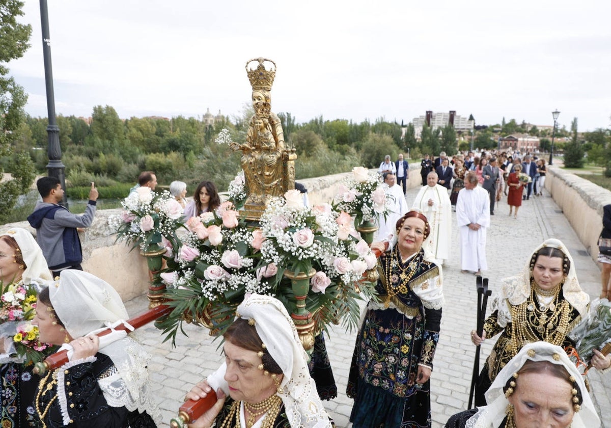 Desfile de la Virgen de la Vega durante las fiestas del año pasado.