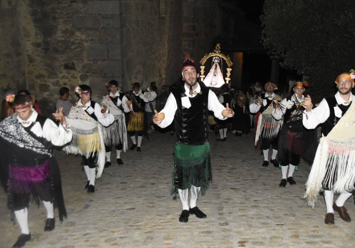 Procesión nocturna al abrigo de bailes serranos