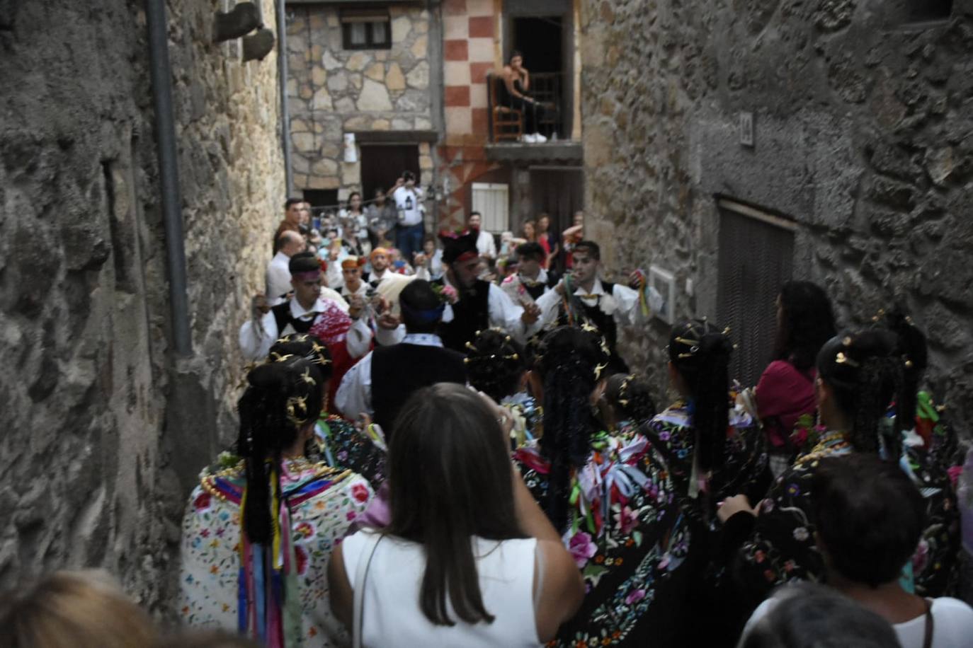 Procesión nocturna al abrigo de bailes serranos