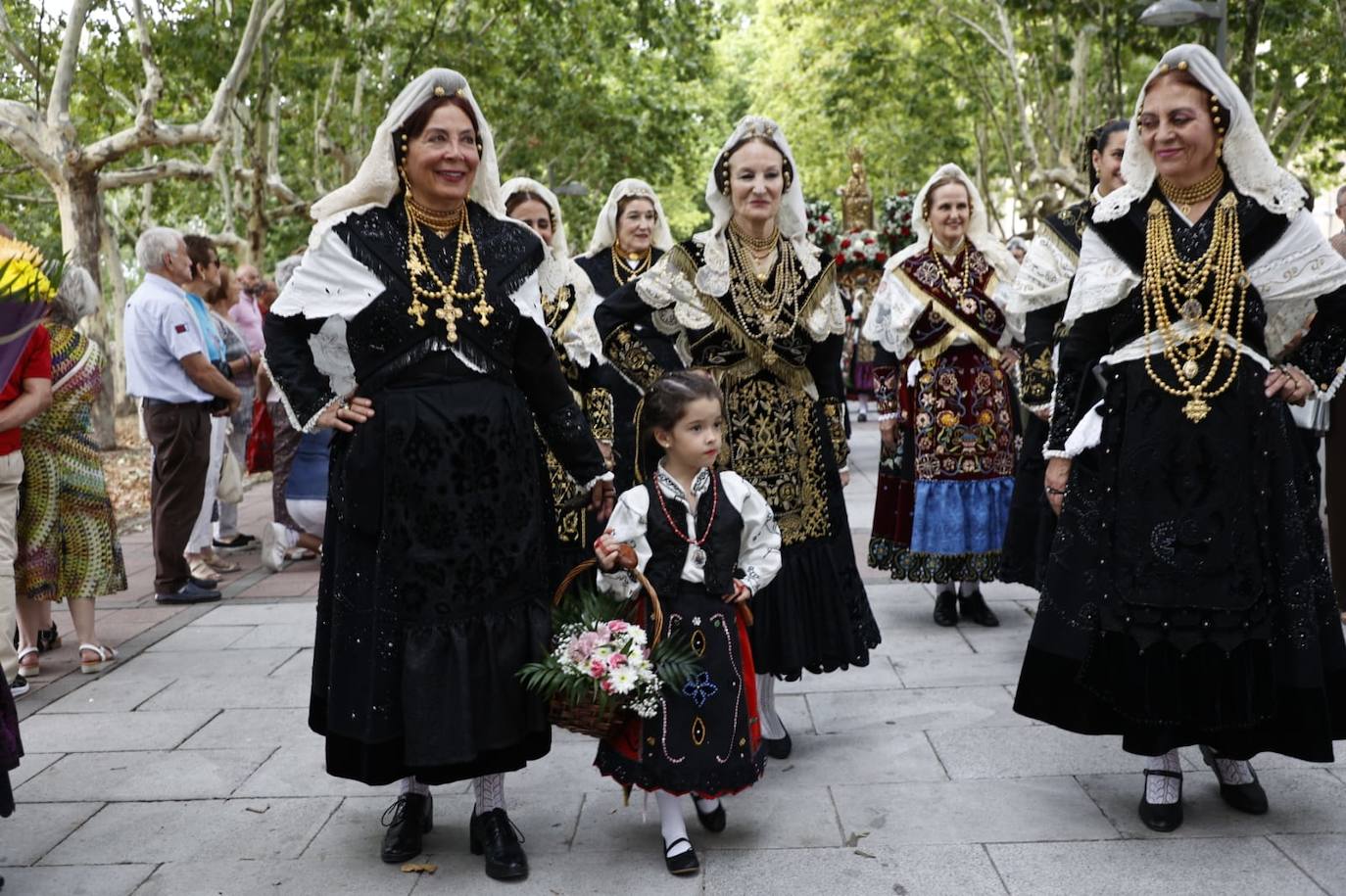 Los charros lucen sus exquisitas galas para arropar a la Virgen de la Vega