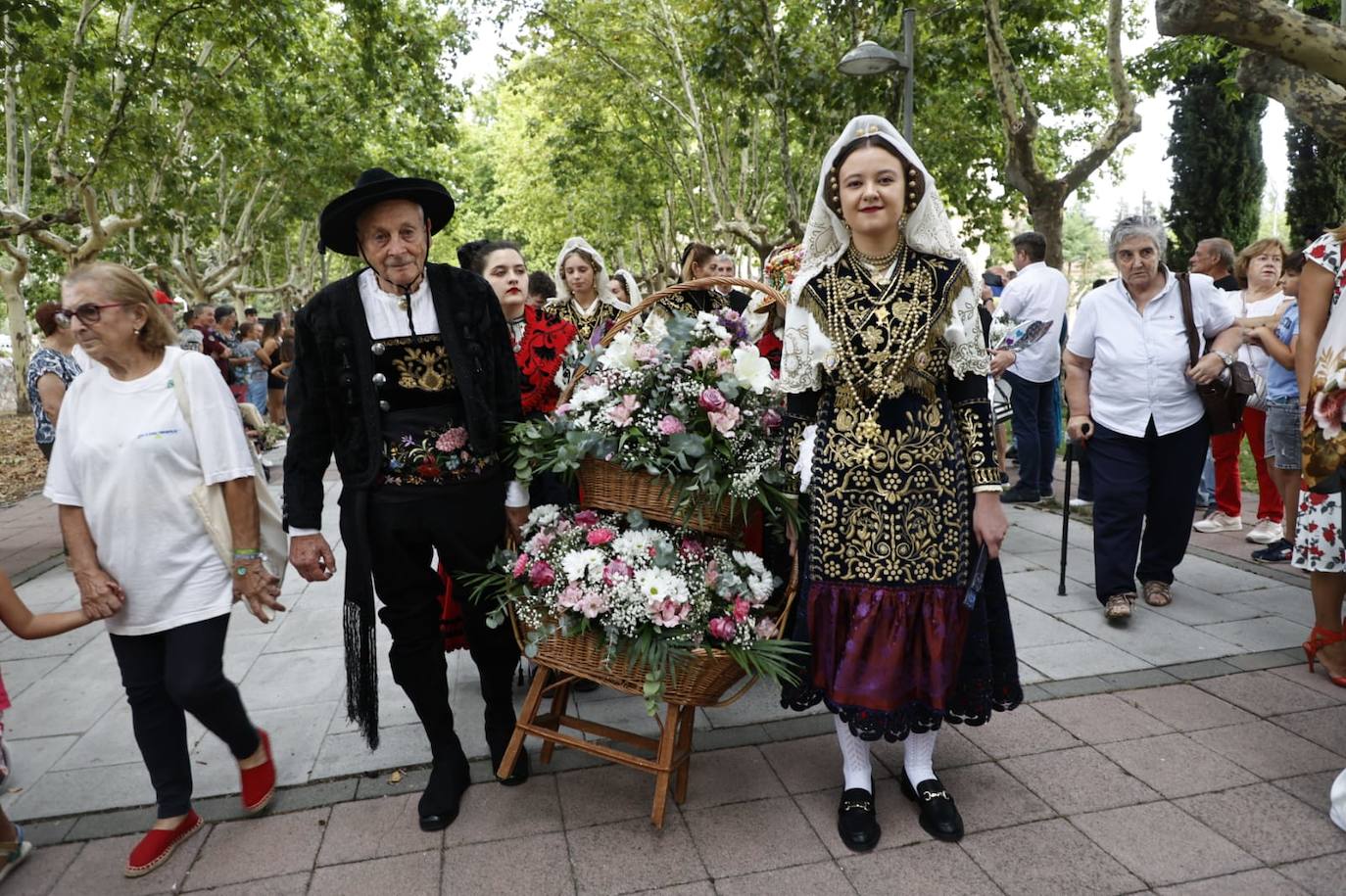 Los charros lucen sus exquisitas galas para arropar a la Virgen de la Vega