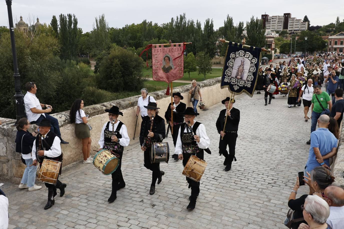 Los charros lucen sus exquisitas galas para arropar a la Virgen de la Vega