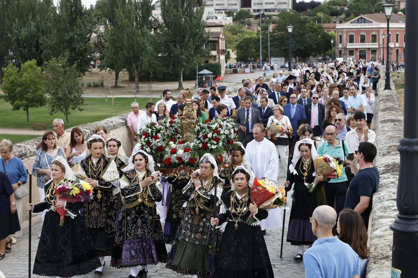 Los charros lucen sus exquisitas galas para arropar a la Virgen de la Vega