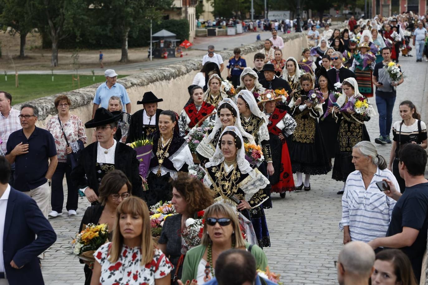 Los charros lucen sus exquisitas galas para arropar a la Virgen de la Vega