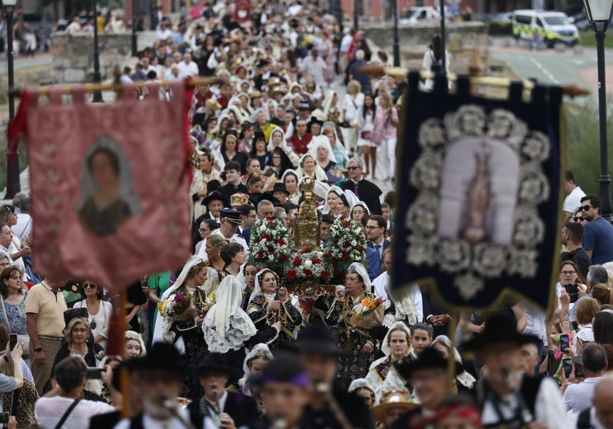 Los charros lucen sus exquisitas galas para arropar a la Virgen de la Vega