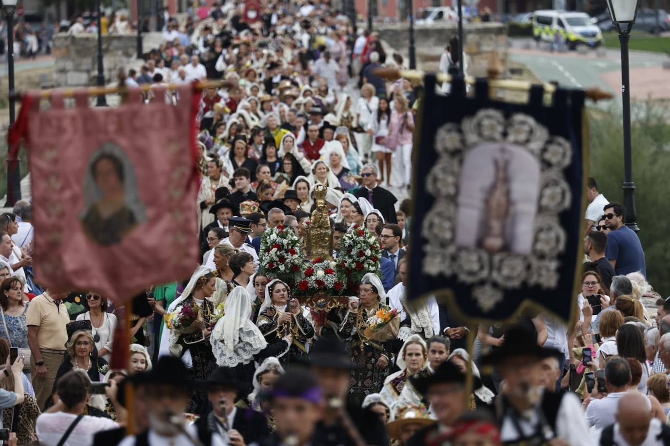 Los charros lucen sus exquisitas galas para arropar a la Virgen de la Vega