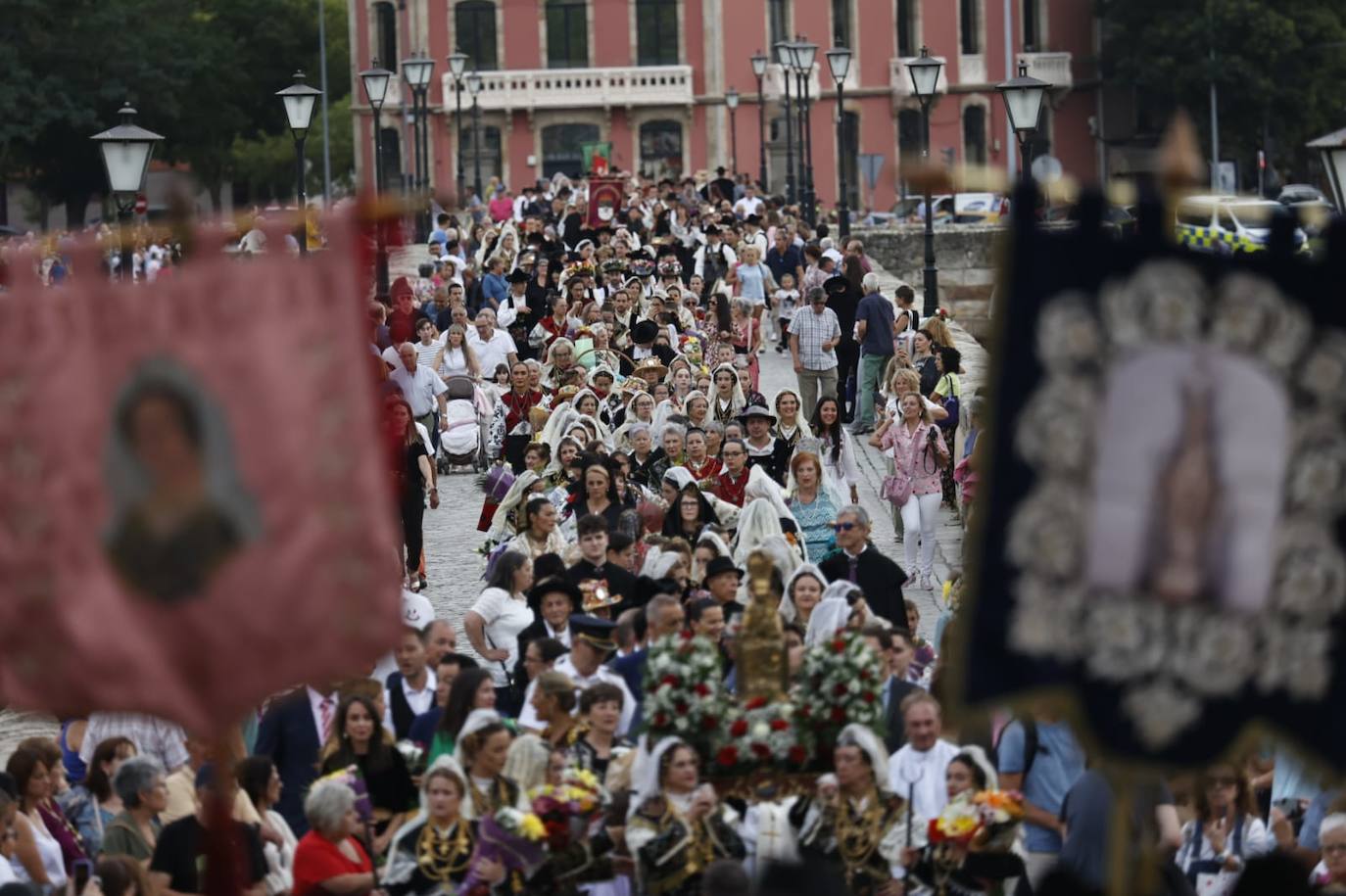 Los charros lucen sus exquisitas galas para arropar a la Virgen de la Vega