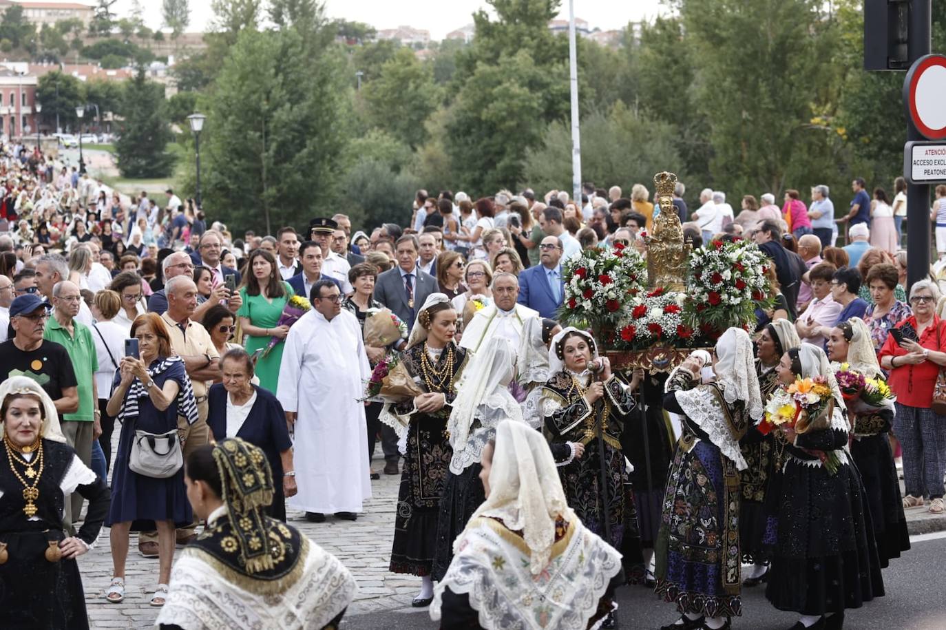 Los charros lucen sus exquisitas galas para arropar a la Virgen de la Vega