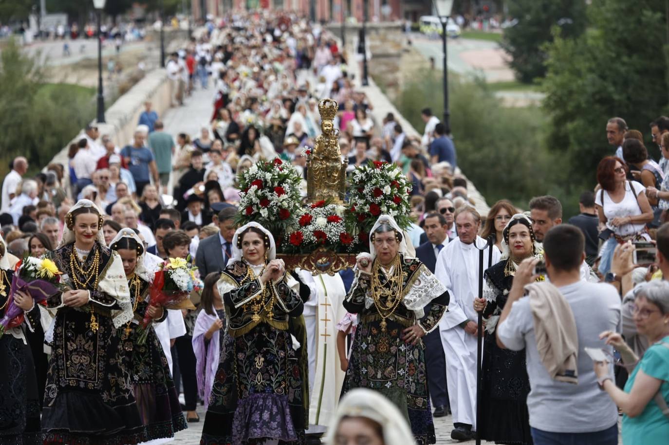 Los charros lucen sus exquisitas galas para arropar a la Virgen de la Vega