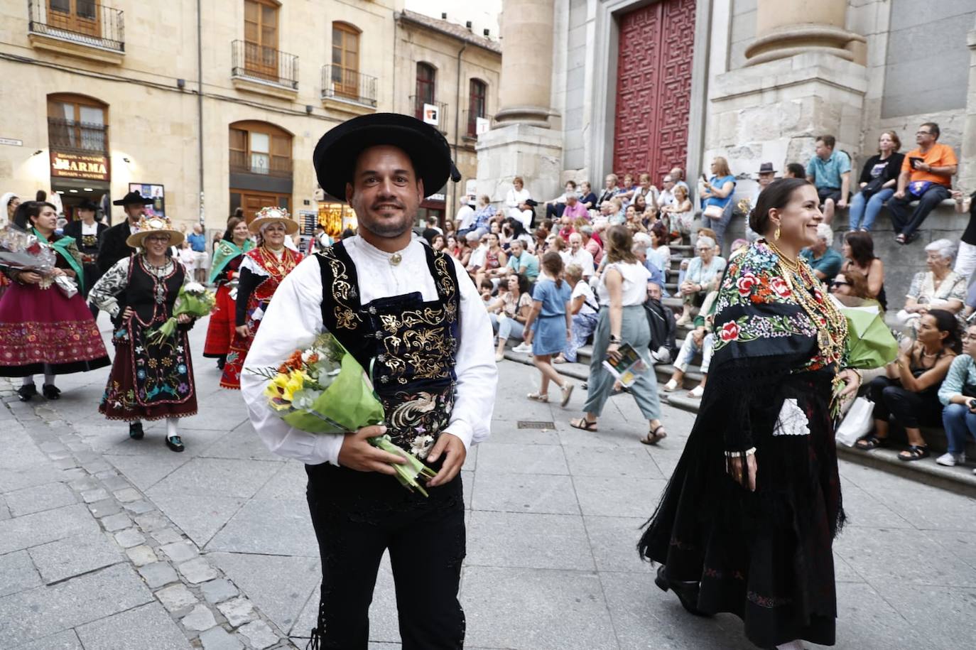 Los charros lucen sus exquisitas galas para arropar a la Virgen de la Vega