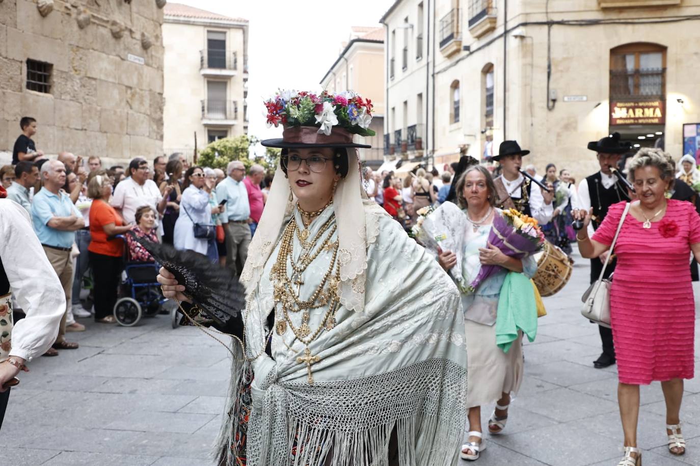 Los charros lucen sus exquisitas galas para arropar a la Virgen de la Vega