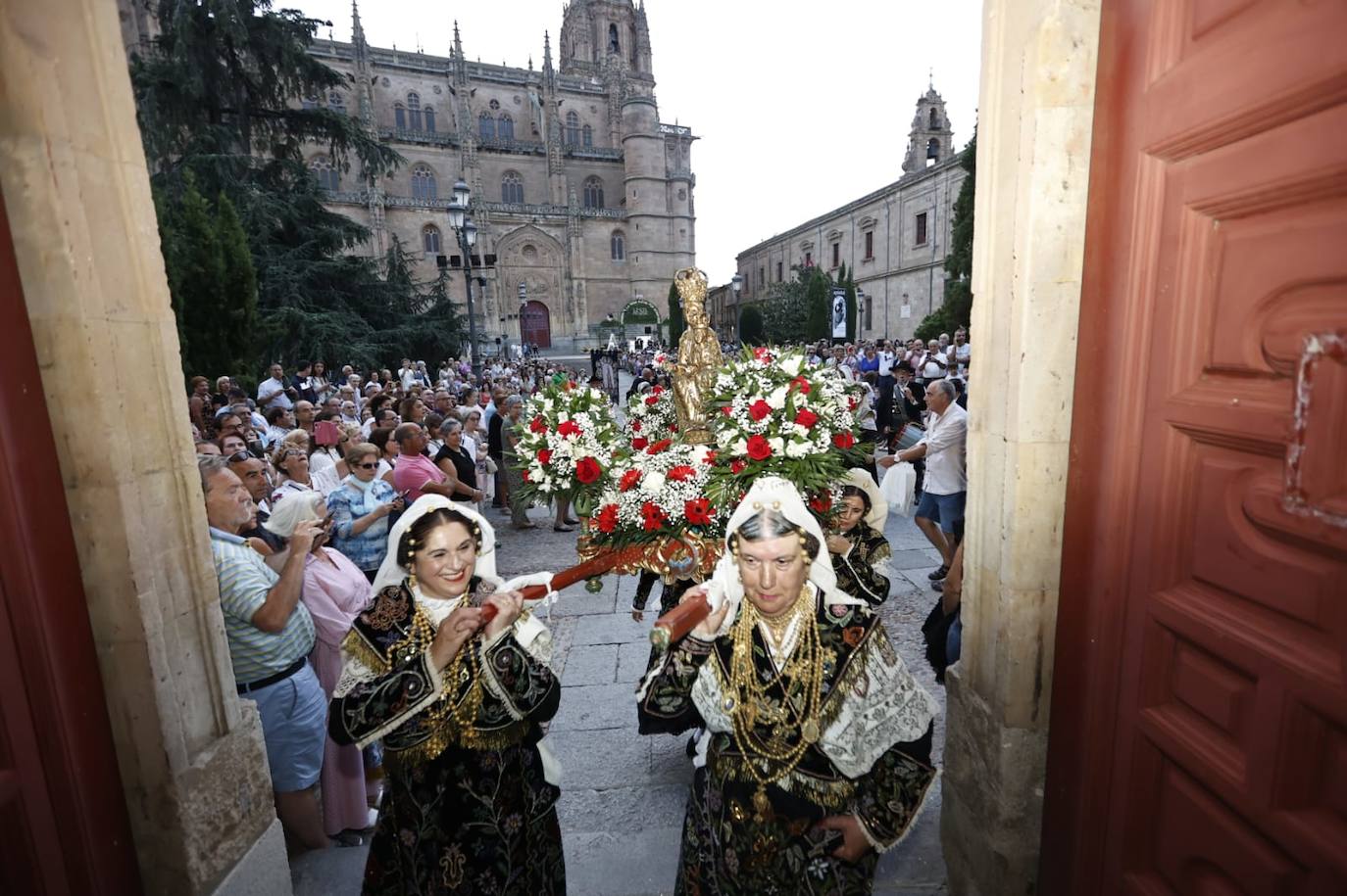 Los charros lucen sus exquisitas galas para arropar a la Virgen de la Vega