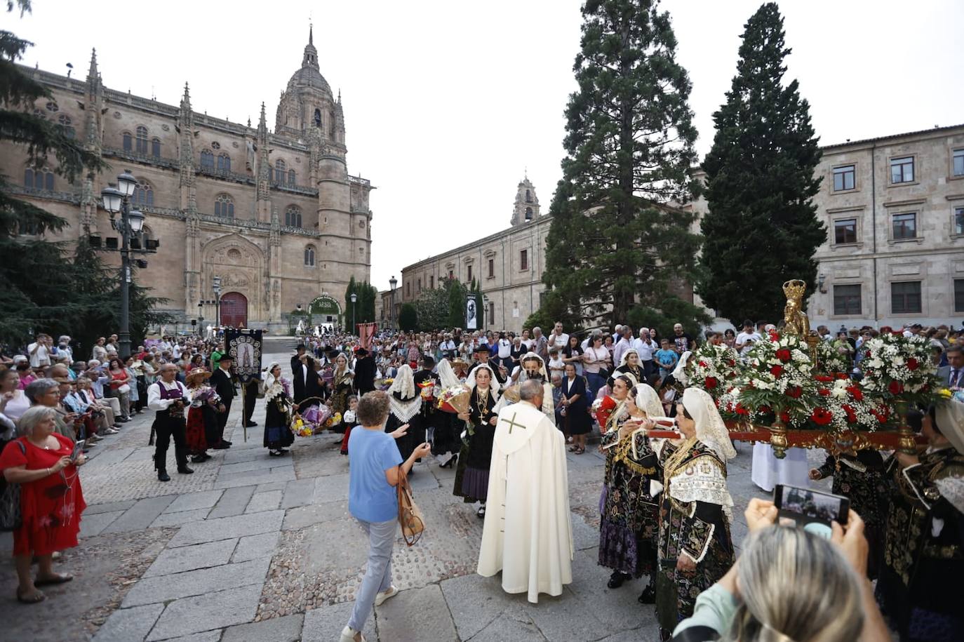 Los charros lucen sus exquisitas galas para arropar a la Virgen de la Vega