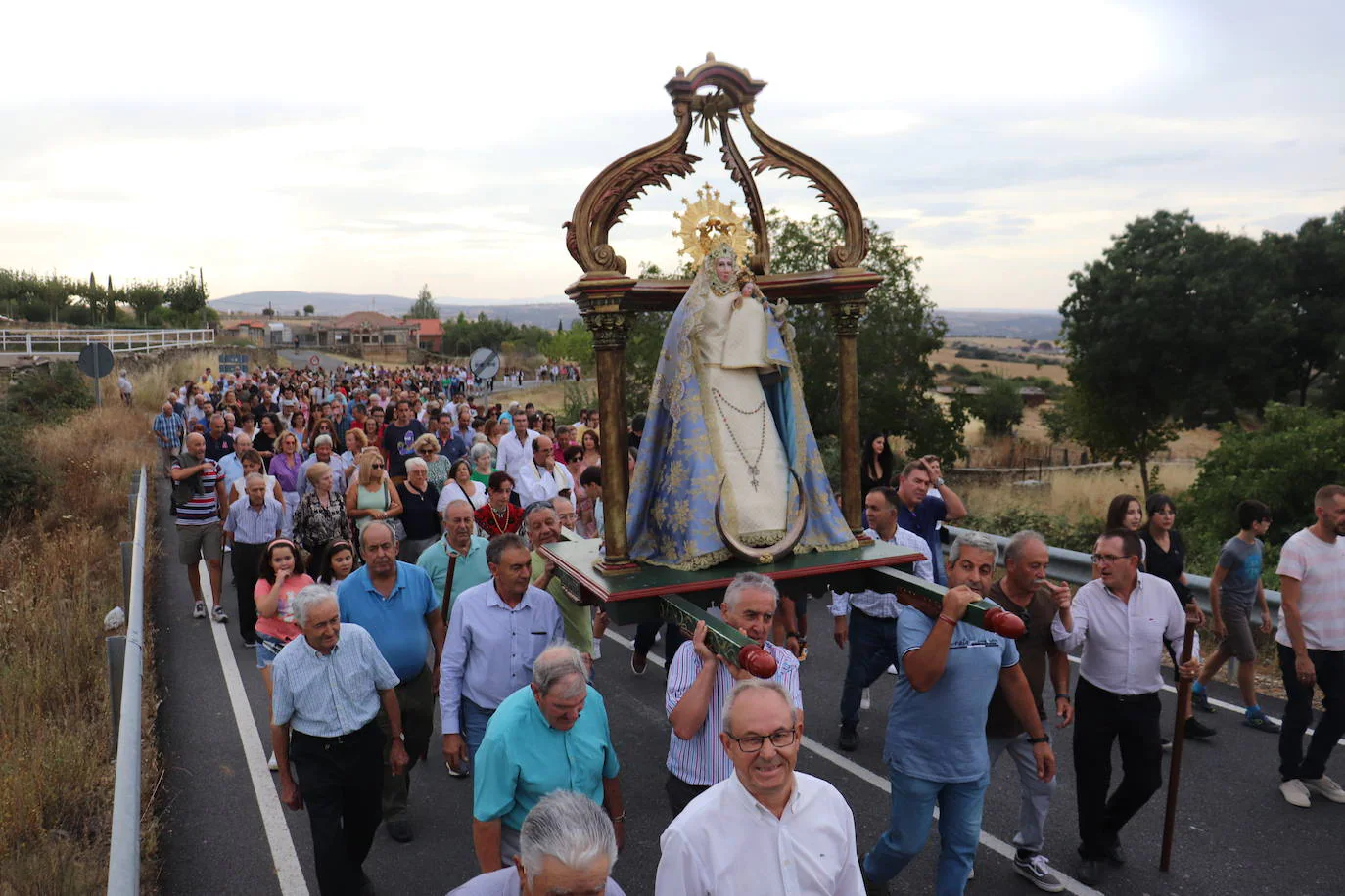 Cespedosa de Tormes se vuelca con la Virgen del Carrascal en el inicio de sus fiestas