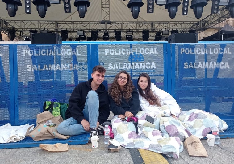 Los fans de Vanesa Martín esperan desde las cinco de la mañana para asegurarse la primera fila