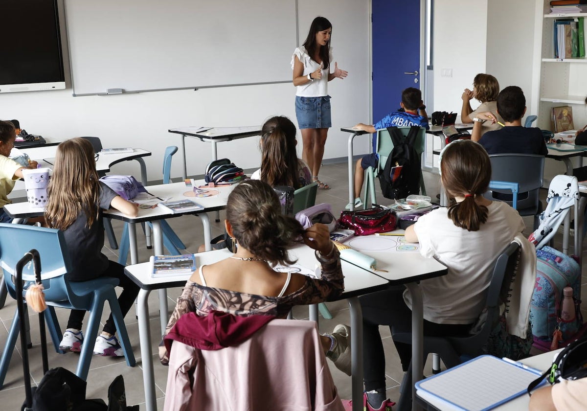 Una profesora de Primaria, durante la primera jornada lectiva del curso en el colegio de Castellanos de Moriscos.