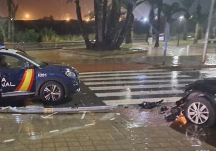 Circulan a alta velocidad y en dirección contraria hasta estrellarse con una farola en Alicante