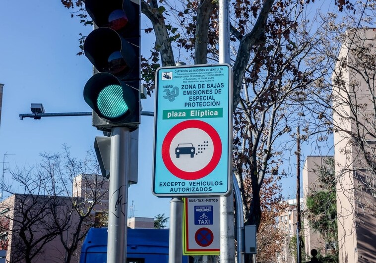 Un cartel anuncia la Zona de Bajas Emisiones (ZBE) en Plaza Elíptica, en Madrid.