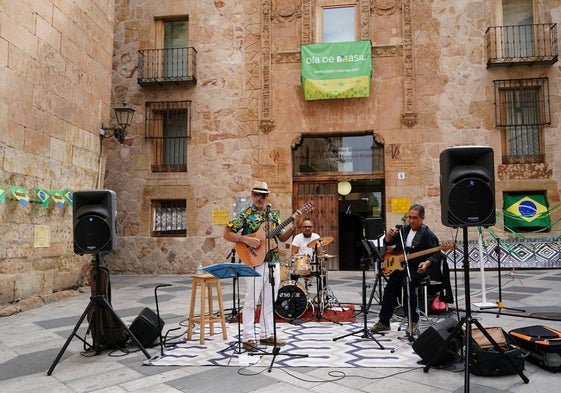 Poesía y fiesta tropical para tributar a Brasil