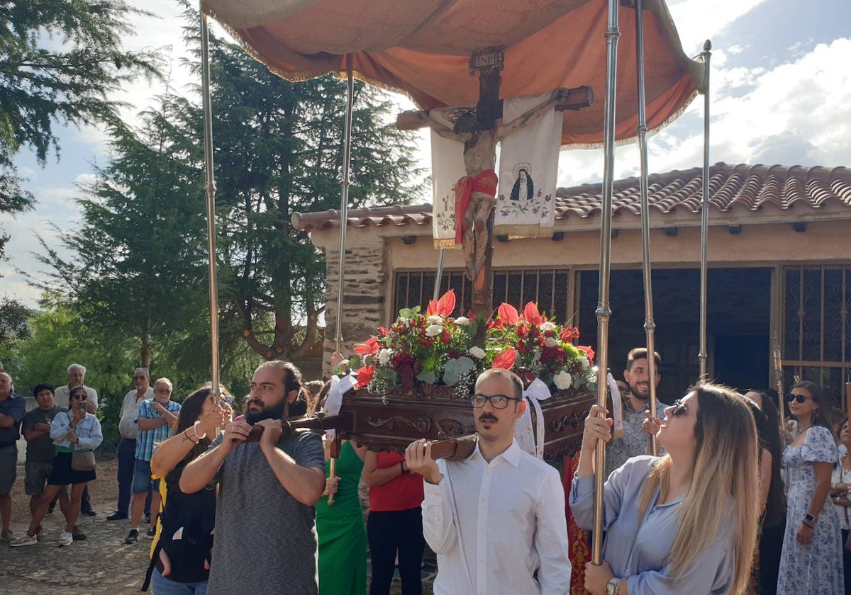 Monsagro arropa con júbilo al Santo Cristo