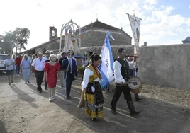 Procesión con la bandera y la Virgen de los Reyes, en Villaseco